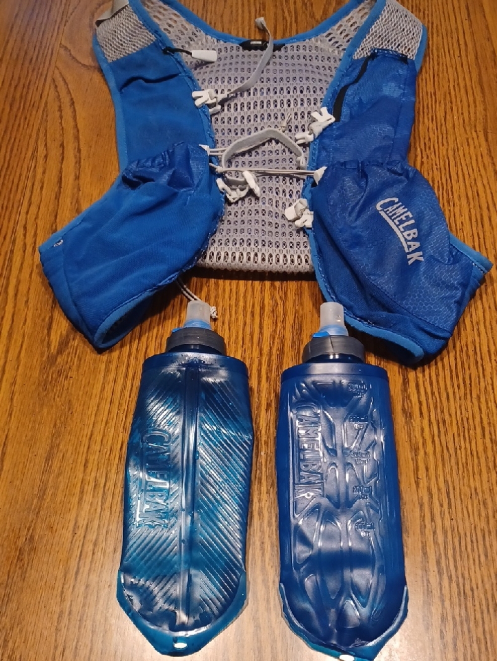 CamelBak Blue Running Hydration Vest Size MD with Two Blue Soft Bottles 17 Oz EA